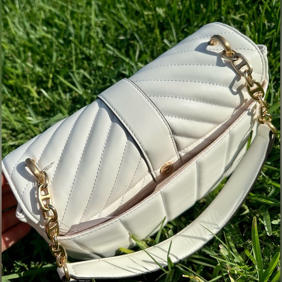 Time and Tru NWT Large White w/gold hardware Handbag - Picture 5 of 5